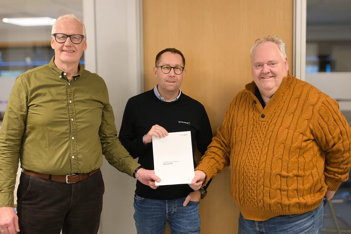 Daglig leder Morten Arnestad, Thomas Møklegård fra Stahlville og Markedsansvarlig, Dan-Erik Dyrud med en signert partnerskapsavtale i hendene. 